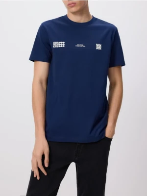 Reserved - T-shirt regular z nadrukiem - granatowy