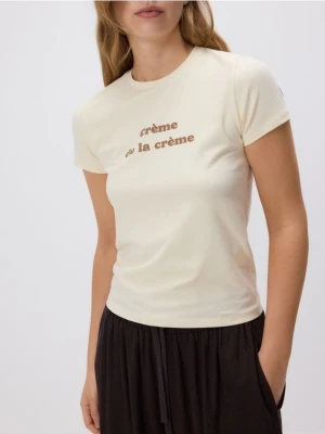 Reserved - T-shirt regular z nadrukiem - kremowy