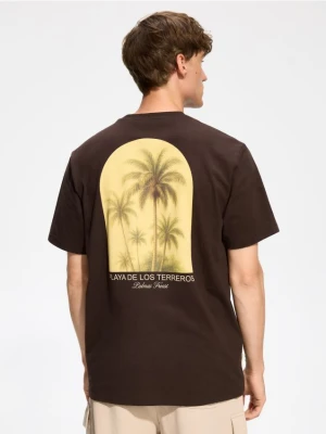 Reserved - T-shirt regular z nadrukiem na plecach - ciemnobrązowy