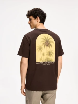 Reserved - T-shirt regular z nadrukiem na plecach - ciemnobrązowy