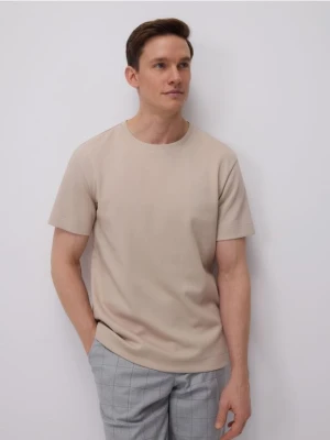 Reserved - T-shirt regular ze strukturalnej dzianiny - beżowy