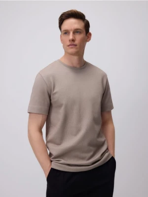 Reserved - T-shirt regular ze strukturalnej dzianiny - brązowy
