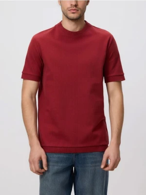 Reserved - T-shirt regular ze strukturalnej dzianiny - czerwony
