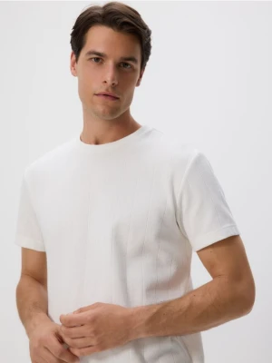 Reserved - T-shirt regular ze strukturalnej dzianiny - złamana biel