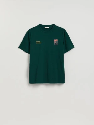 Reserved - T-shirt regular ze świątecznym nadrukiem - ciemnozielony