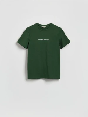 Reserved - T-shirt regular ze świątecznym napisem - ciemnozielony