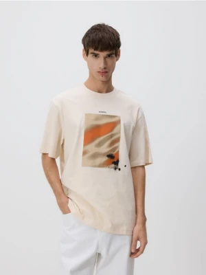 Reserved - T-shirt relaxed fit z nadrukiem - kremowy