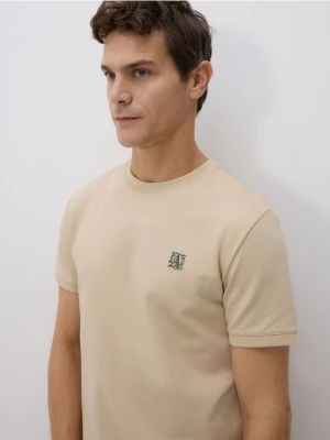 Reserved - T-shirt slim fit z haftem - beżowy