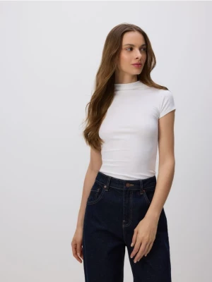 Reserved - T-shirt slim fit z wiskozą - złamana biel