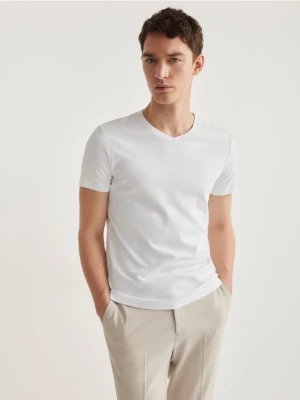 Reserved - T-shirt slim z dekoltem V - biały