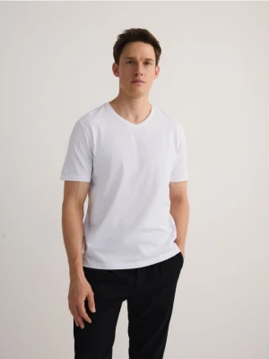 Reserved - T-shirt slim z dekoltem V - biały