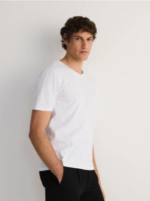 Reserved - T-shirt slim z dekoltem V - biały