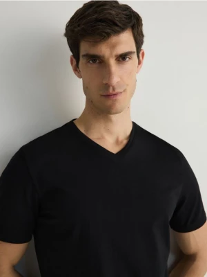Reserved - T-shirt slim z dekoltem V - czarny