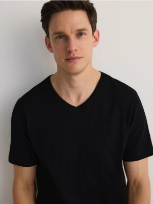 Reserved - T-shirt slim z dekoltem V - czarny