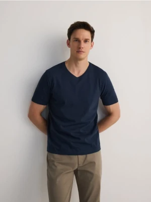 Reserved - T-shirt slim z dekoltem V - granatowy