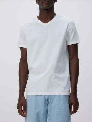 Reserved - T-shirt slim z dodatkiem lyocellu - biały