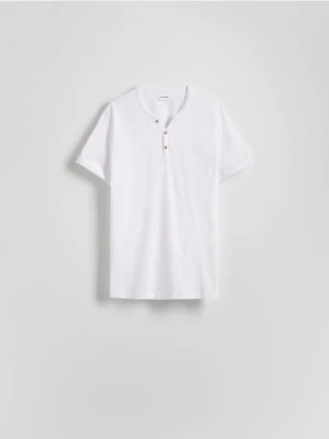 Reserved - T-shirt slim z rozpinanym dekoltem - biały