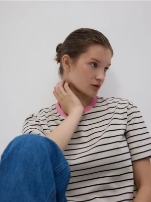 Reserved - T-shirt w paski - granatowy