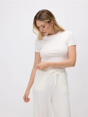 Reserved - T-shirt w prążek - złamana biel