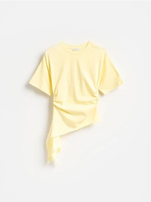 Reserved - T-shirt z asymetrycznym dołem - żółty