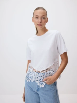 Reserved - T-shirt z ażurowym dołem - biały