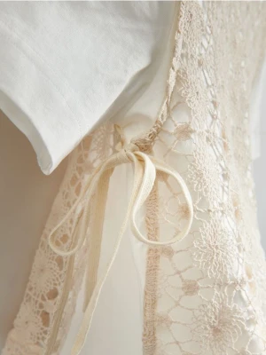 Reserved - T-shirt z ażurowym wzorem - biały