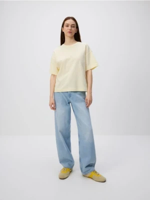 Reserved - T-shirt z biżuteryjnymi aplikacjami - jasnożółty