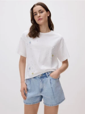 Reserved - T-shirt z biżuteryjnymi aplikacjami - złamana biel