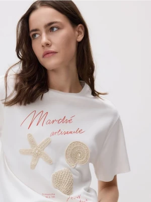 Reserved - T-shirt z crochetową aplikacją - kremowy