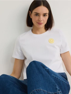 Reserved - T-shirt z drobnym haftem - złamana biel