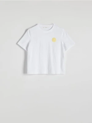 Reserved - T-shirt z drobnym haftem - złamana biel