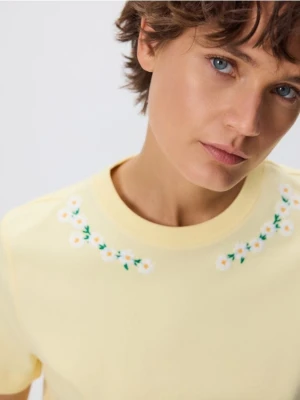 Reserved - T-shirt z haftem - kremowy