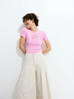 Reserved - T-shirt z haftem - różowy