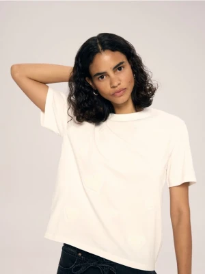 Reserved - T-shirt z haftem w serca - złamana biel