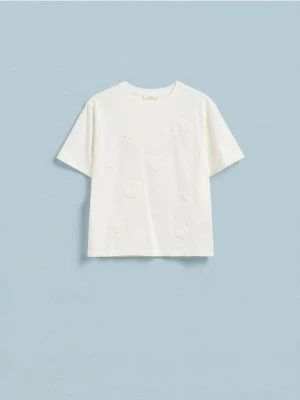 Reserved - T-shirt z haftem w serca - złamana biel