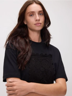 Reserved - T-shirt z haftowaną aplikacją - czarny