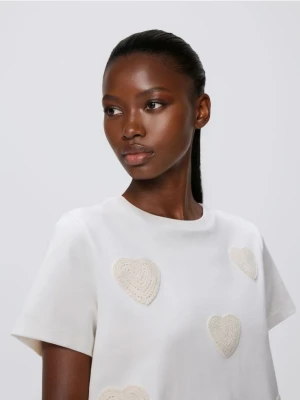 Reserved - T-shirt z haftowaną aplikacją - złamana biel