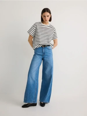 Reserved - T-shirt z haftowanym napisem - kremowy