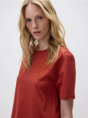 Reserved - T-shirt z haftowanym wzorem - bordowy