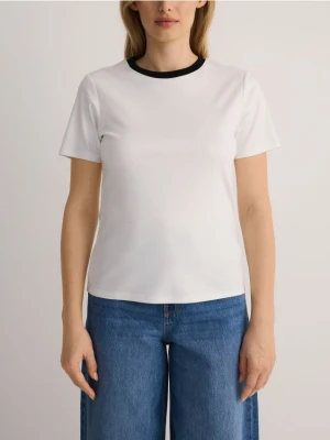 Reserved - T-shirt z kontrastową lamówką - biały