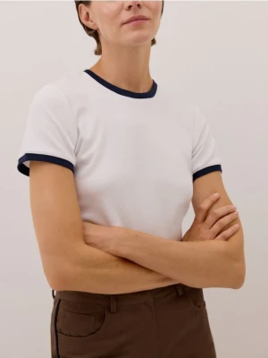 Reserved - T-shirt z kontrastową lamówką - biały