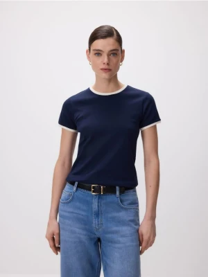 Reserved - T-shirt z kontrastową lamówką - granatowy