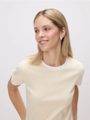 Reserved - T-shirt z kontrastową lamówką - jasnożółty