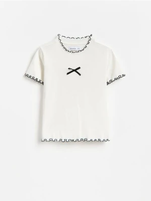 Reserved - T-shirt z kontrastowym brzegiem - złamana biel