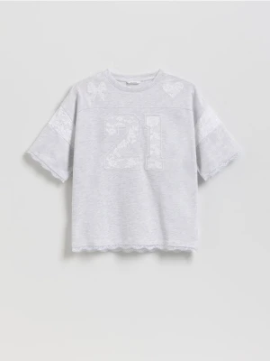Reserved - T-shirt z koronkowym zdobieniem - jasnoszary