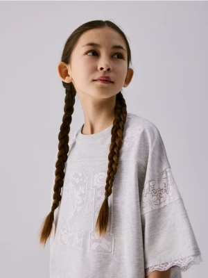 Zdjęcie produktu Reserved - T-shirt z koronkowym zdobieniem - jasnoszary