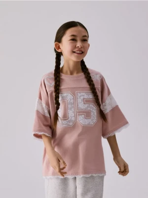 Reserved - T-shirt z koronkowym zdobieniem - różowy