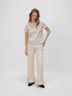 Reserved - T-shirt z kwiatową aplikacją - beżowy