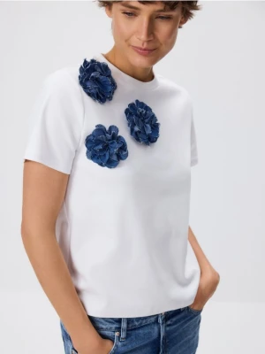 Reserved - T-shirt z kwiatową aplikacją - biały