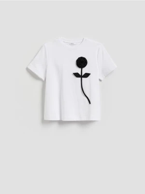 Reserved - T-shirt z kwiatową aplikacją - biały